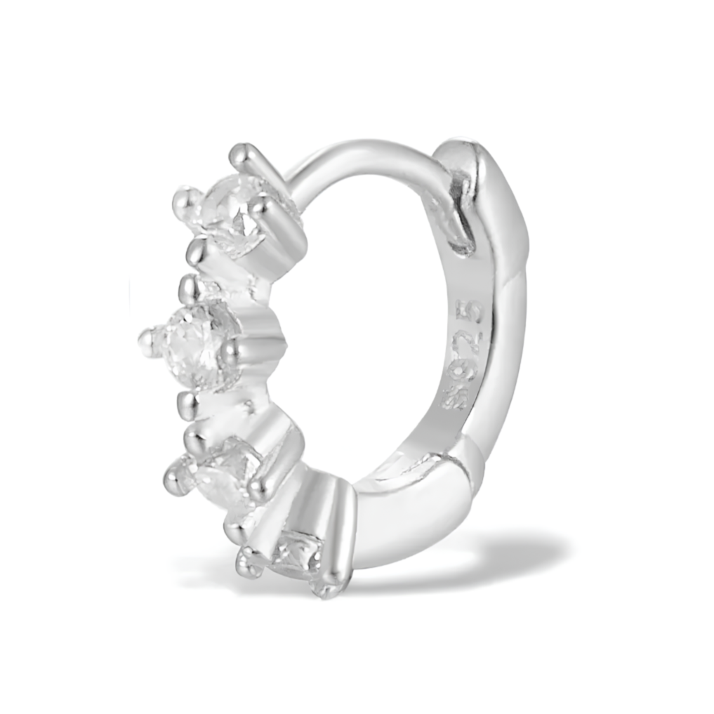 Ajoutez une touche de luxe et de brillance à votre style avec ces créoles en argent 925, sublimées par 4 zircons étincelants. Leur design élégant et moderne, avec des zircons placés de manière stratégique, apporte une lueur scintillante à chaque mouvement.