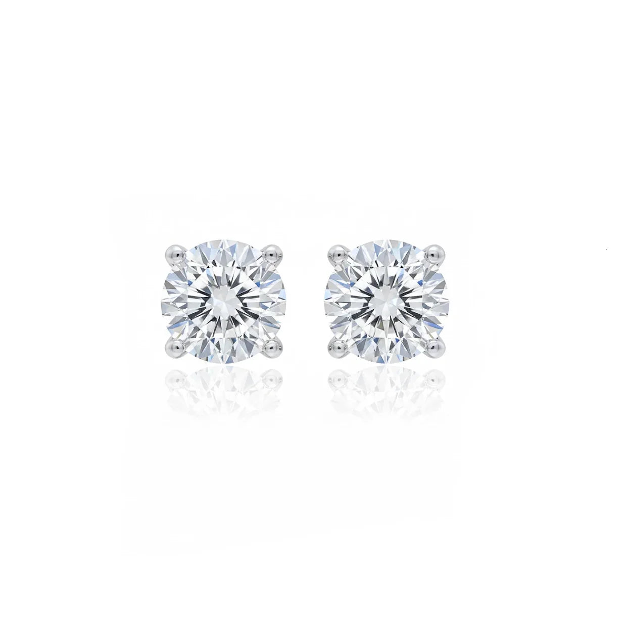 Paire de boucles d'oreilles en diamant rond serties sur fond blanc