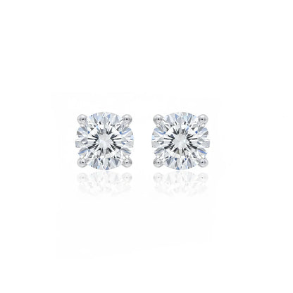 Paire de boucles d'oreilles en diamant rond serties sur fond blanc