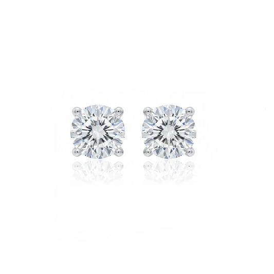 Paire de boucles d'oreilles en diamant rond serties sur fond blanc