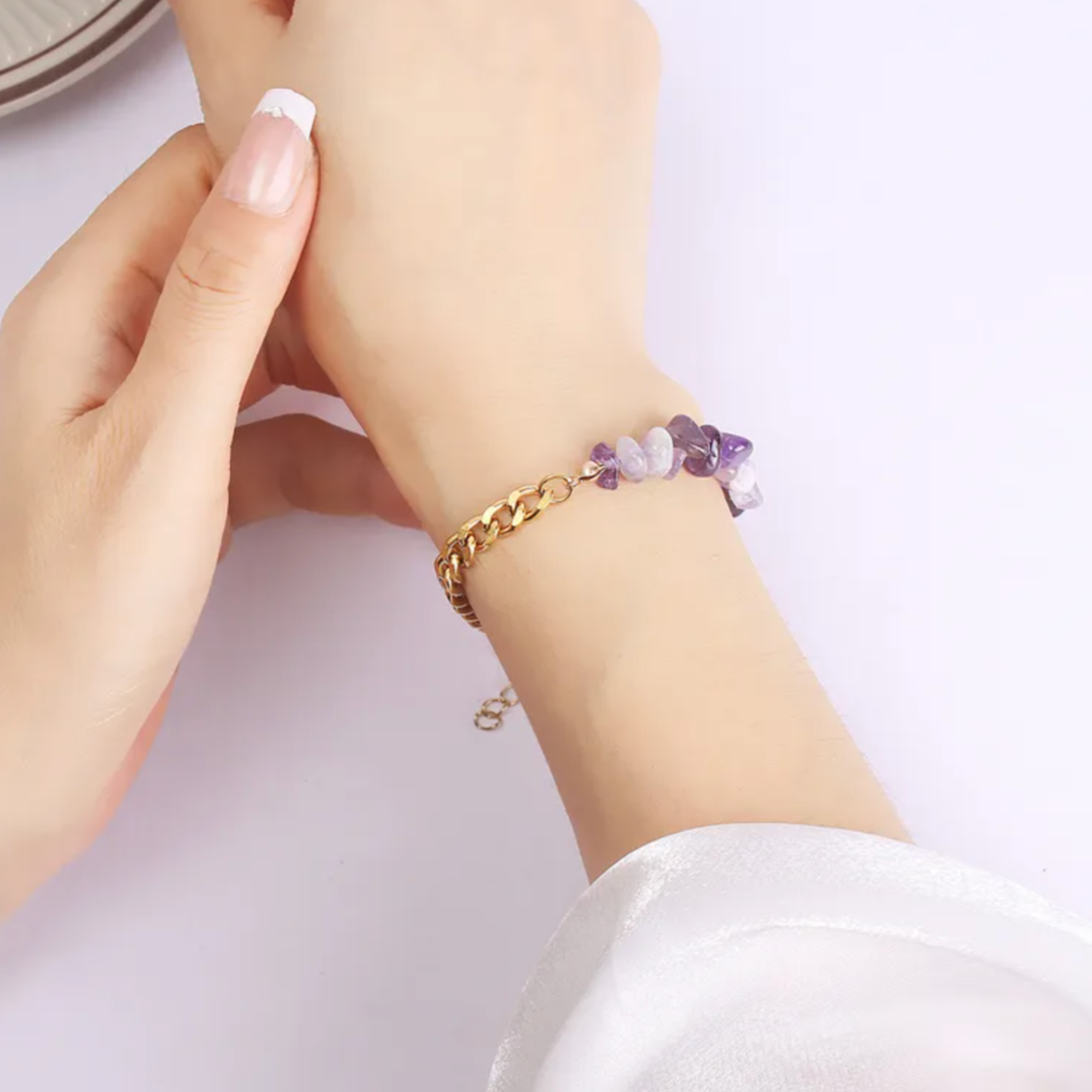 Un bracelet asymétrique audacieux, mêlant chaîne dorée à gros maillons et éclats de pierres violettes pour un rendu organique et lumineux. Le contraste est net, l'effet est mode.

Matériau : Acier inoxydable couleur doré, pierres naturelles type améthyste, fermoir mousqueton, hypoallergénique et résistant à l’eau.

Dimensions : Longueur ajustable grâce à la chaîne d’extension – poids moyen – bon maintien au poignet.

Design : Alliance d’une maille épaisse et structurée avec des pierres aux formes brutes et 