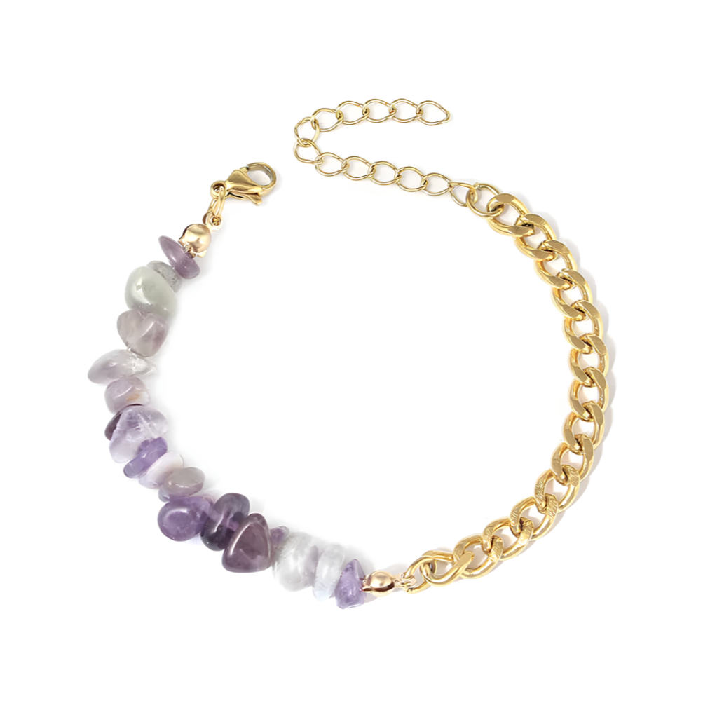 Un bracelet asymétrique audacieux, mêlant chaîne dorée à gros maillons et éclats de pierres violettes pour un rendu organique et lumineux. Le contraste est net, l'effet est mode.

Matériau : Acier inoxydable couleur doré, pierres naturelles type améthyste, fermoir mousqueton, hypoallergénique et résistant à l’eau.

Dimensions : Longueur ajustable grâce à la chaîne d’extension – poids moyen – bon maintien au poignet.

Design : Alliance d’une maille épaisse et structurée avec des pierres aux formes brutes et 