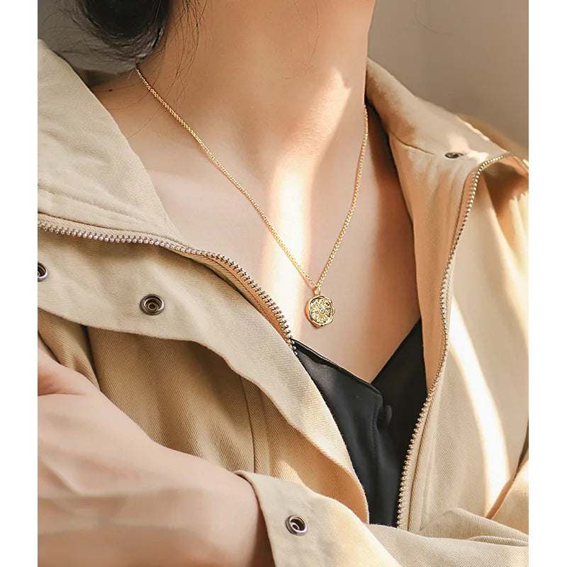 Collier Plaqué Doré Médaillon Ancien Cachet de Cire Zircons