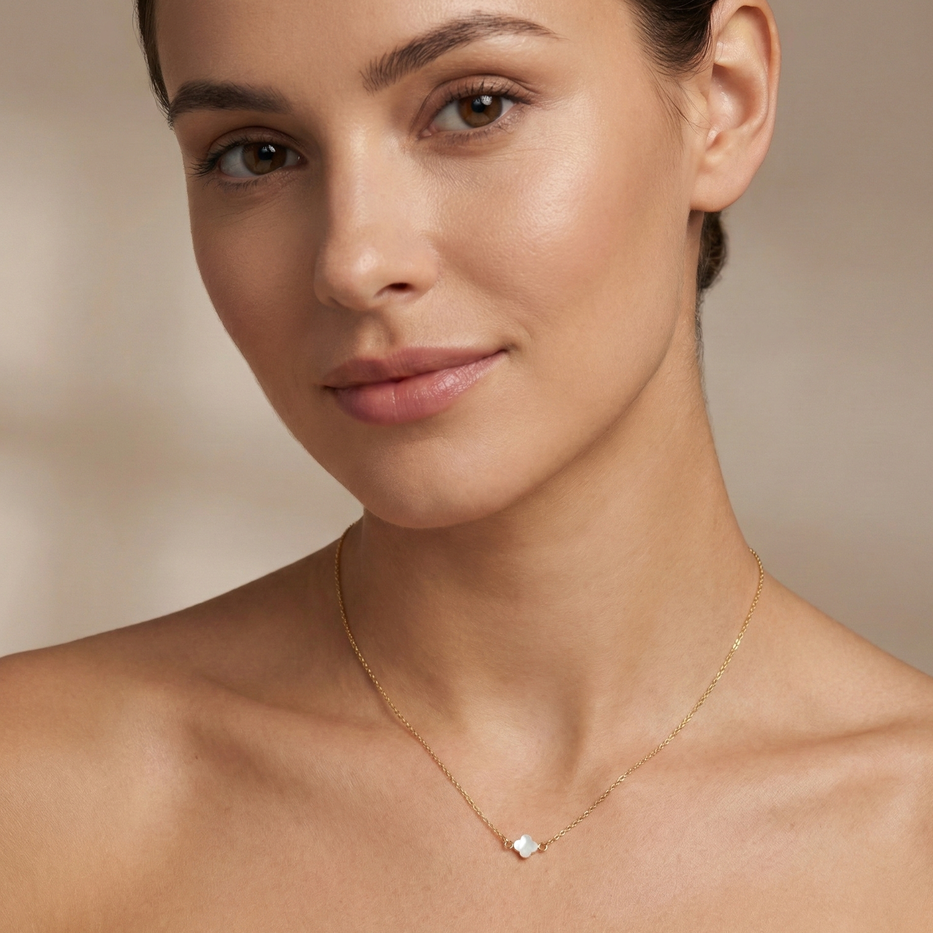 Collier femme tendance style luxe : pendentif trèfle blanc effet nacre sur chaîne dorée en acier inoxydable.