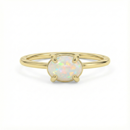 Bague dorée or 18k fine avec pierre opale ovale aux reflets irisés, bijou minimaliste lumineux et élégant