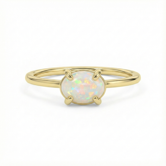Bague dorée or 18k fine avec pierre opale ovale aux reflets irisés, bijou minimaliste lumineux et élégant