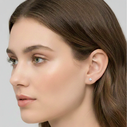 Profil d'une femme avec cheveux bruns portant une boucle d'oreille clou en diamant