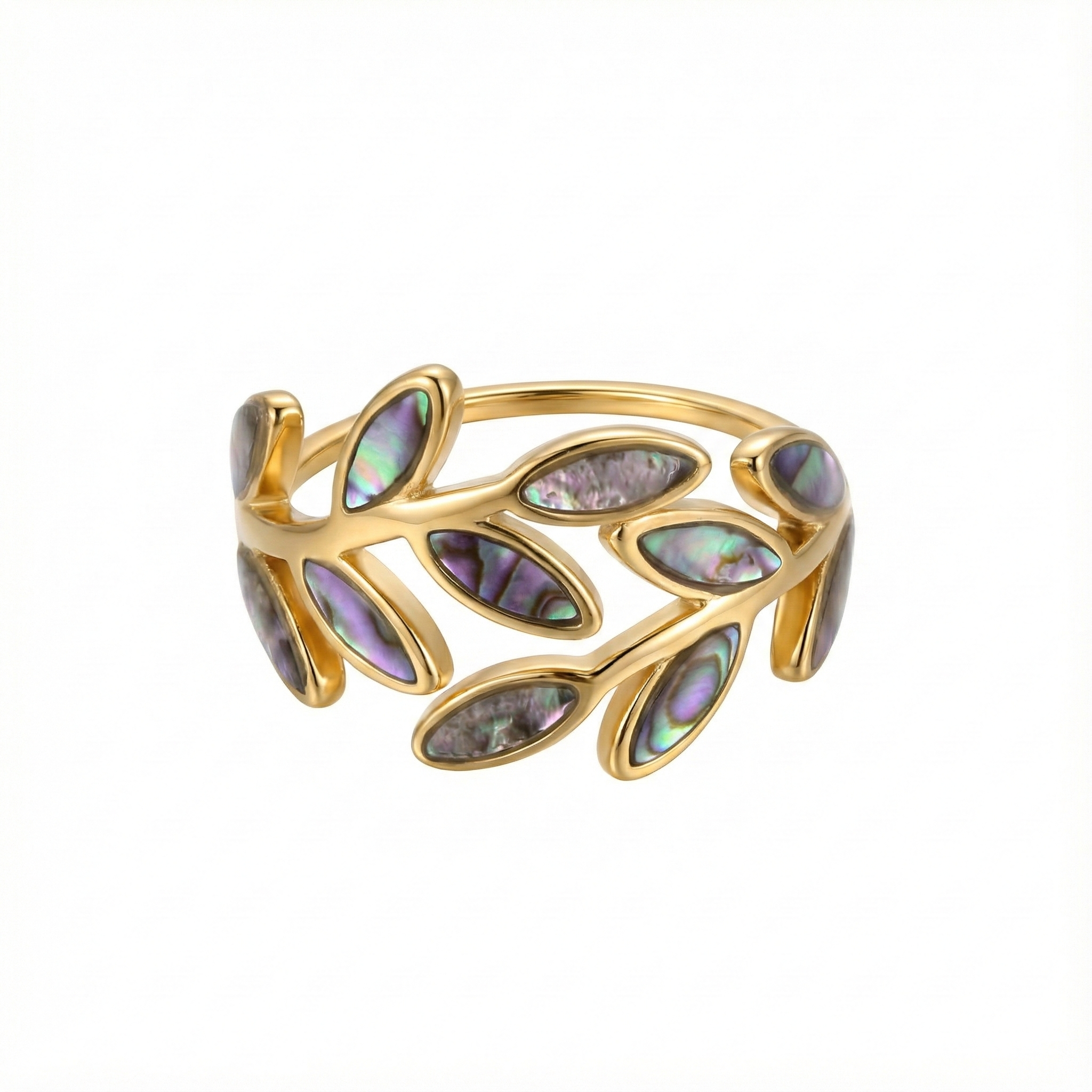 Détail feuilles et coquilles d’ormeau sur bague dorée