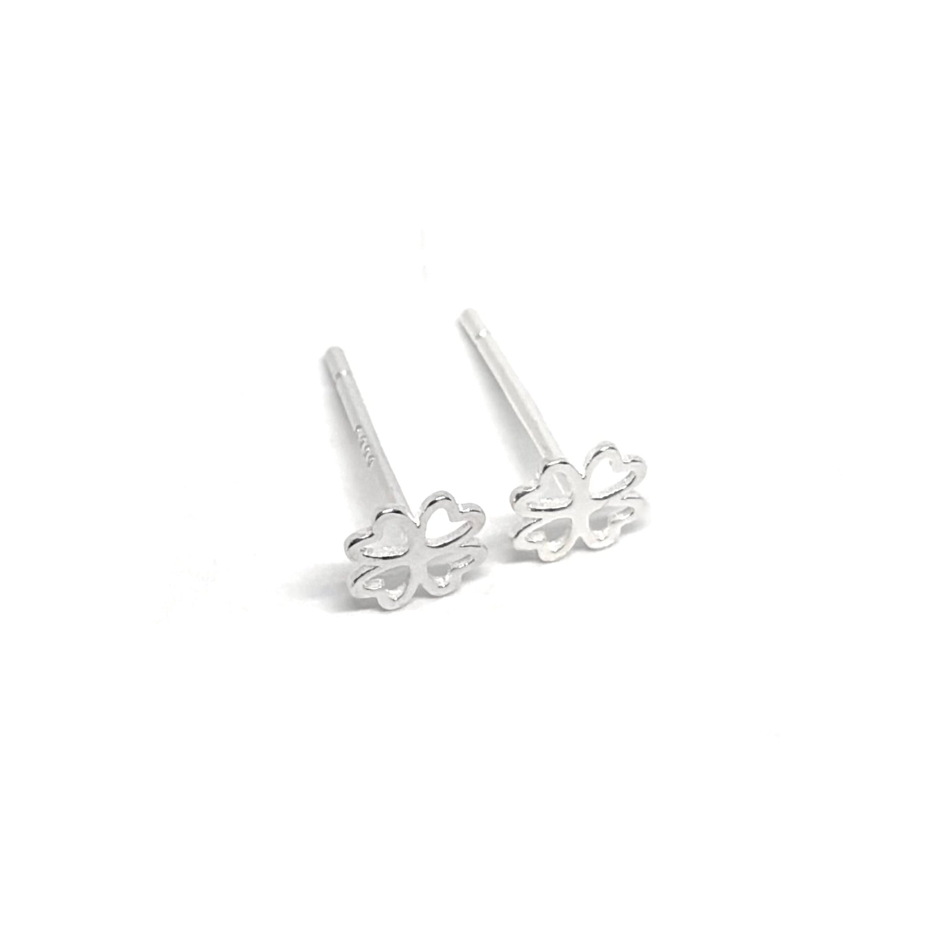 Boucles d'oreilles puces en argent 925, ornées de trèfles à quatre feuilles, symbole de chance et de prospérité. Design minimaliste et élégant, avec des puces de 0,8 cm, idéales pour un look discret mais raffiné. Parfaites pour le quotidien ou pour ajouter une touche de symbolisme à une occasion spéciale, ces boucles garantissent une brillance durable grâce à l'argent 925. Un choix parfait pour celles qui souhaitent allier élégance simple et signification profonde.