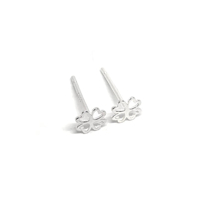 Boucles d'oreilles puces en argent 925, ornées de trèfles à quatre feuilles, symbole de chance et de prospérité. Design minimaliste et élégant, avec des puces de 0,8 cm, idéales pour un look discret mais raffiné. Parfaites pour le quotidien ou pour ajouter une touche de symbolisme à une occasion spéciale, ces boucles garantissent une brillance durable grâce à l'argent 925. Un choix parfait pour celles qui souhaitent allier élégance simple et signification profonde.
