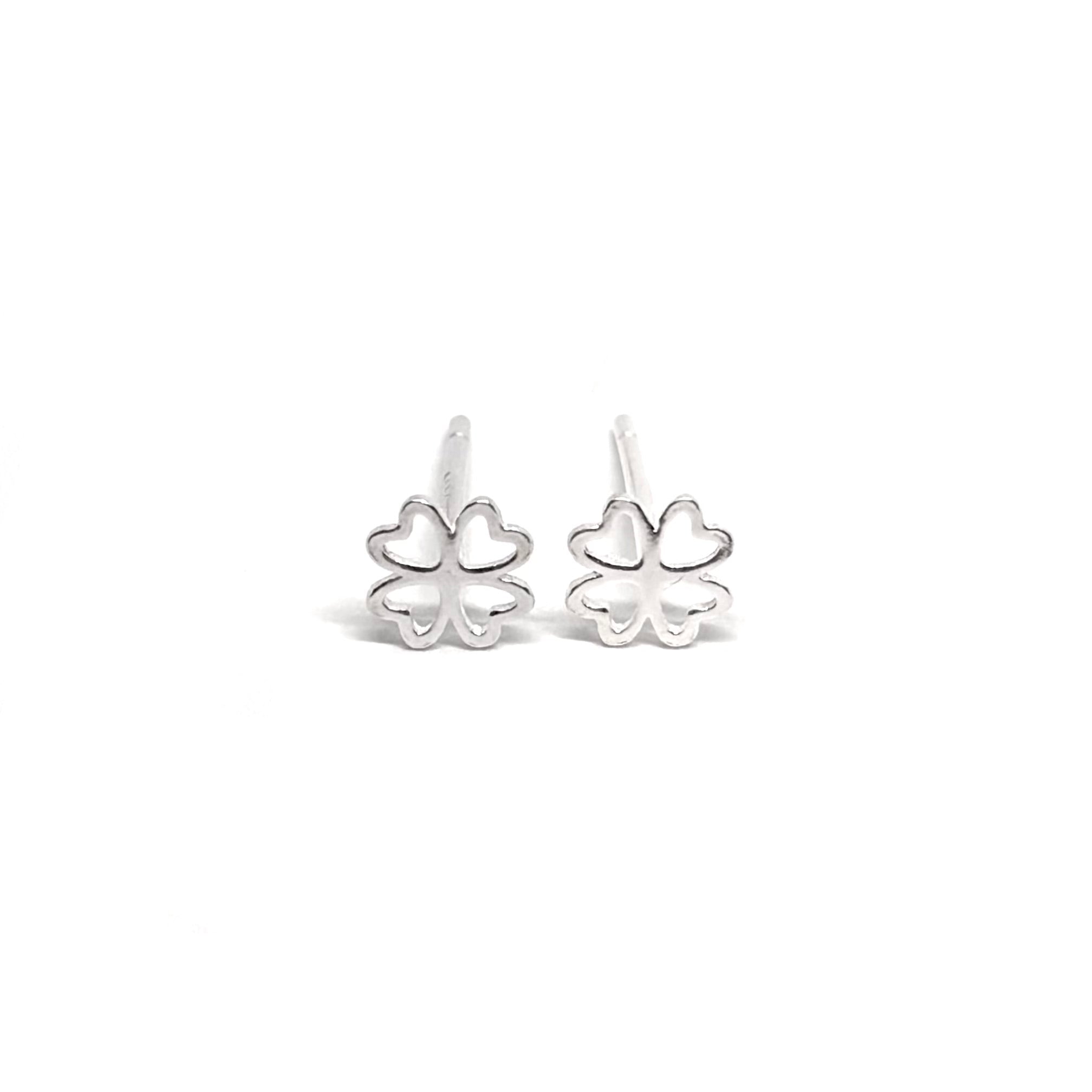 Boucles d'oreilles puces en argent 925, ornées de trèfles à quatre feuilles, symbole de chance et de prospérité. Design minimaliste et élégant, avec des puces de 0,8 cm, idéales pour un look discret mais raffiné. Parfaites pour le quotidien ou pour ajouter une touche de symbolisme à une occasion spéciale, ces boucles garantissent une brillance durable grâce à l'argent 925. Un choix parfait pour celles qui souhaitent allier élégance simple et signification profonde.