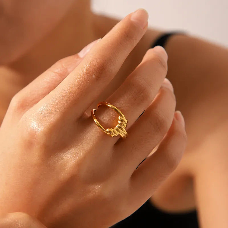 Affirmez un style audacieux et structuré avec cette bague dorée en acier inoxydable, inspirée d’un nœud sculptural. Un design moderne, à la fois minimaliste et imposant, qui capte la lumière avec intensité.