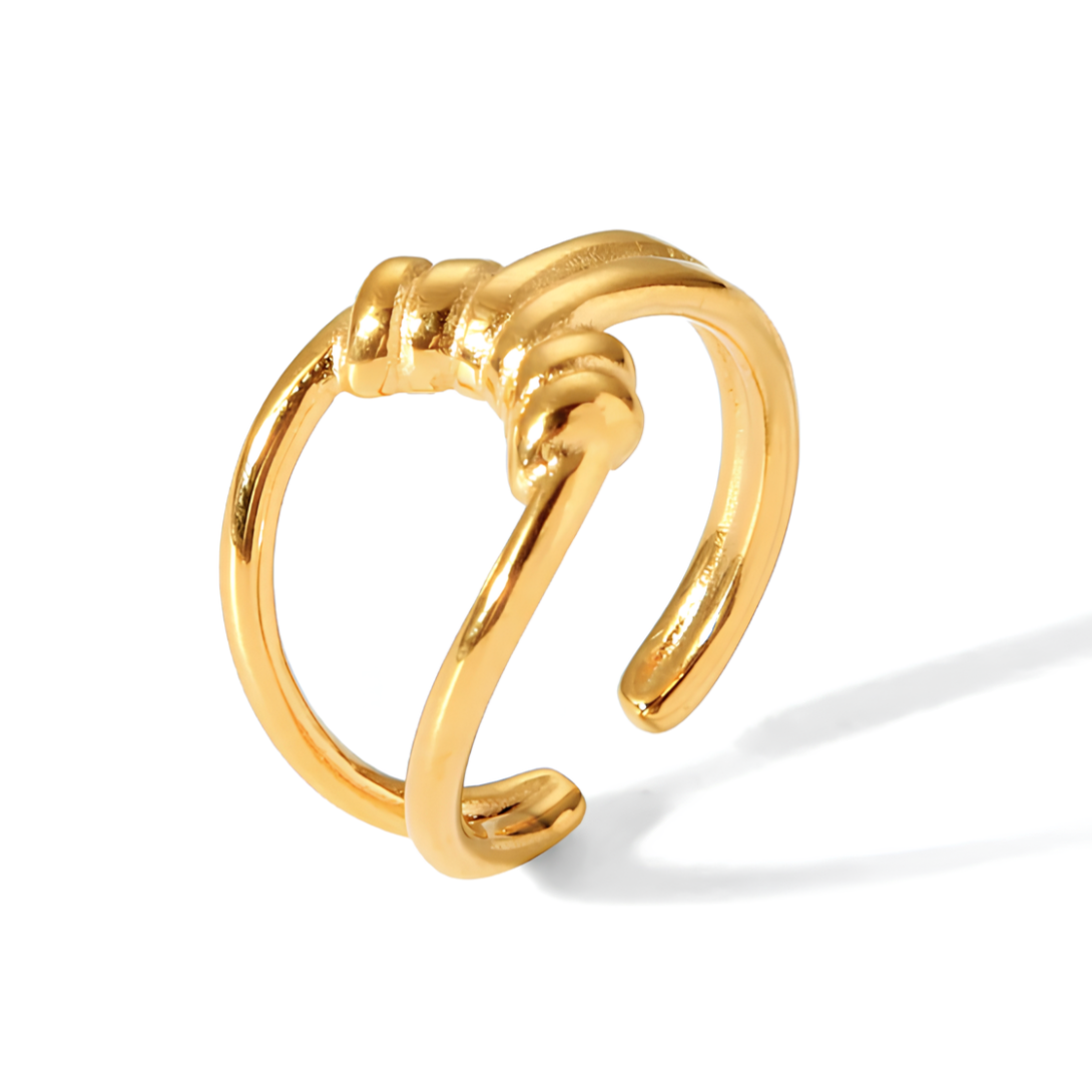 Affirmez un style audacieux et structuré avec cette bague dorée en acier inoxydable, inspirée d’un nœud sculptural. Un design moderne, à la fois minimaliste et imposant, qui capte la lumière avec intensité.