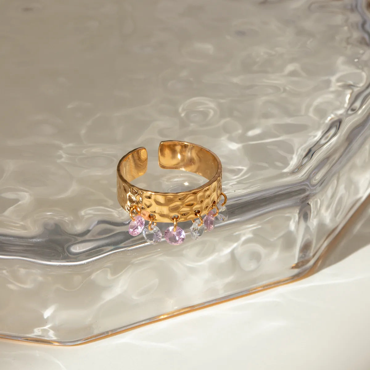 Affirmez votre style avec cette bague dorée ajourée à l’architecture moderne, composée de cinq anneaux texturés reliés entre eux, ponctués de petites sphères dorées et ornée d’une pierre noire centrale. Un bijou à la fois audacieux et élégant, parfait pour sublimer vos tenues avec caractère.