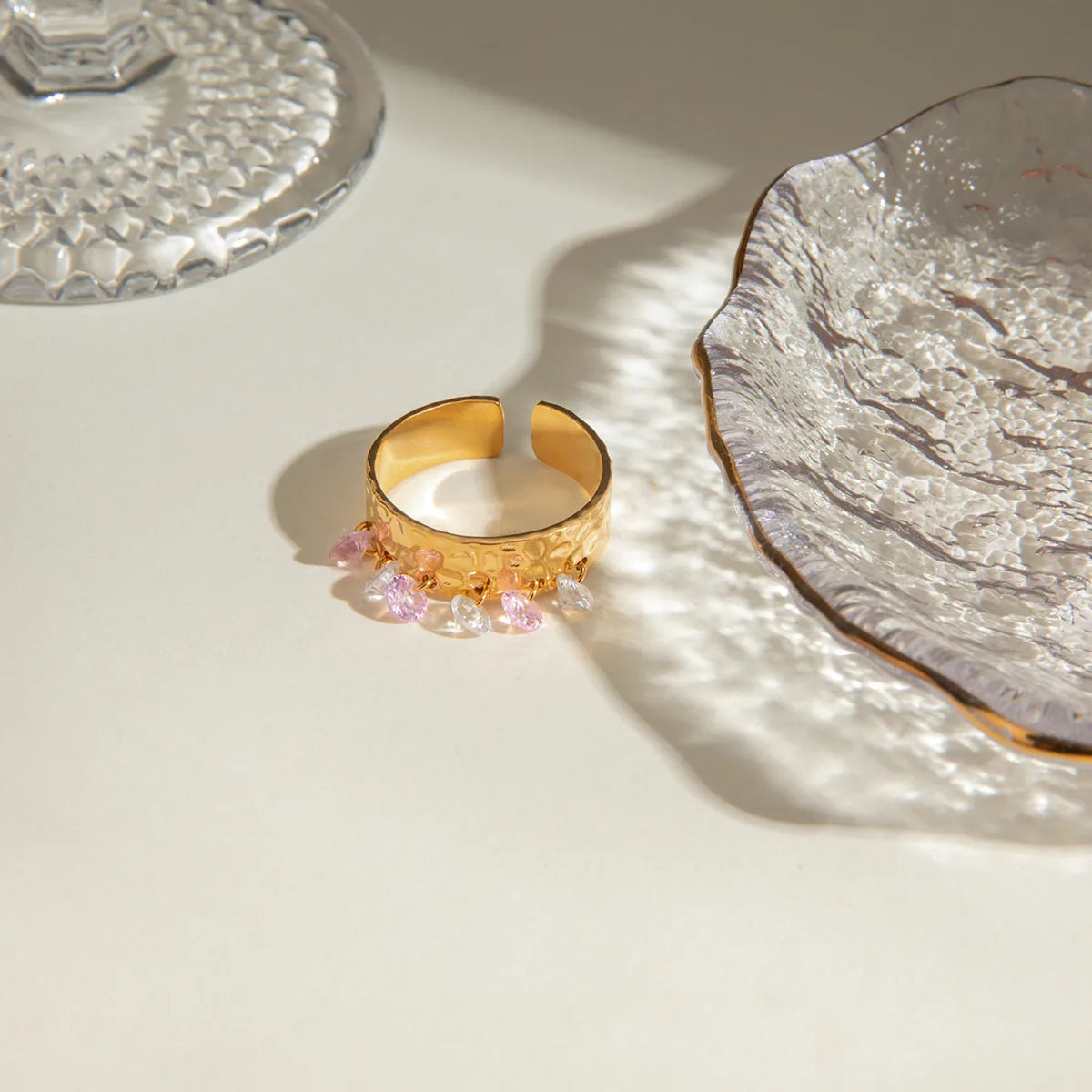 Affirmez votre style avec cette bague dorée ajourée à l’architecture moderne, composée de cinq anneaux texturés reliés entre eux, ponctués de petites sphères dorées et ornée d’une pierre noire centrale. Un bijou à la fois audacieux et élégant, parfait pour sublimer vos tenues avec caractère.