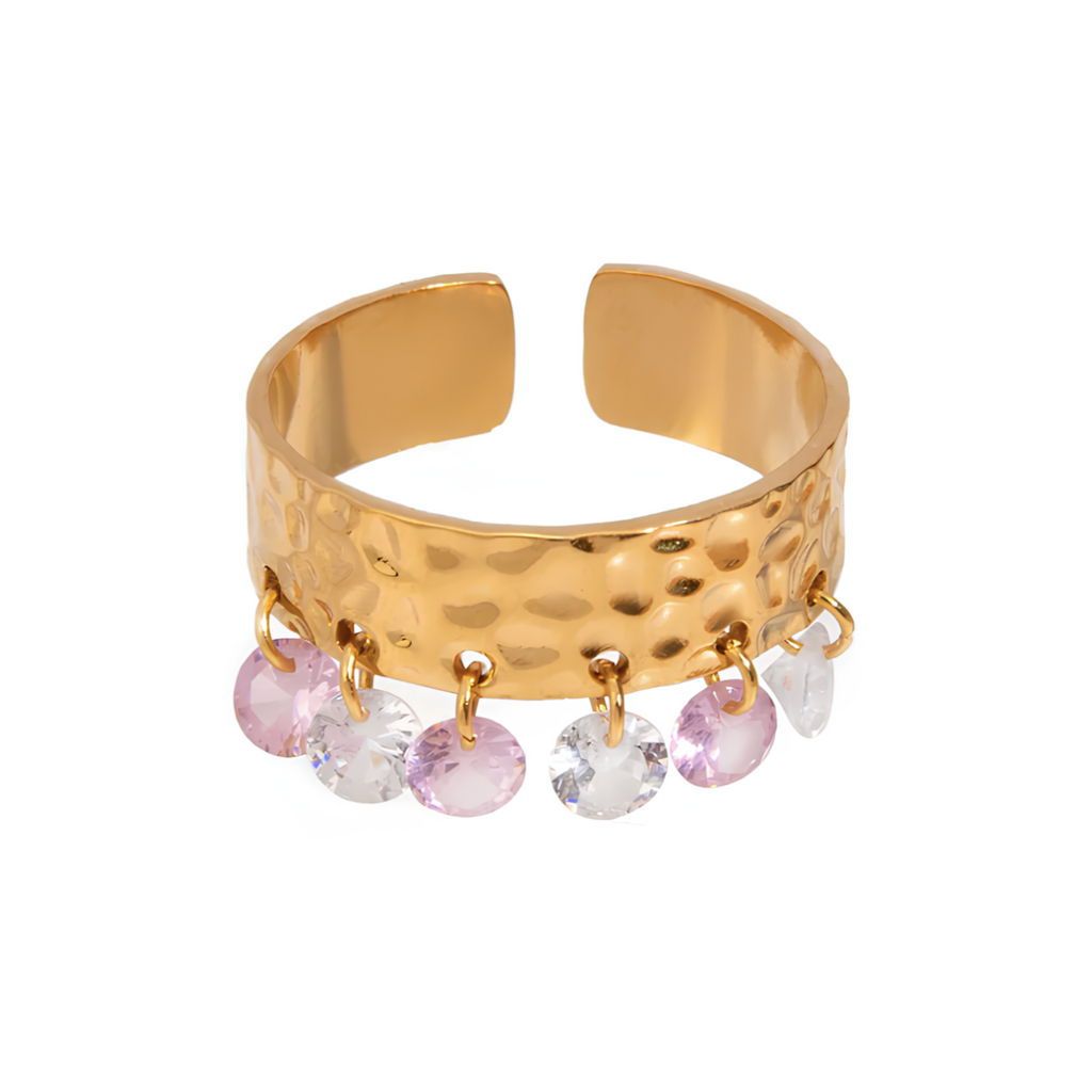 Affirmez votre style avec cette bague dorée ajourée à l’architecture moderne, composée de cinq anneaux texturés reliés entre eux, ponctués de petites sphères dorées et ornée d’une pierre noire centrale. Un bijou à la fois audacieux et élégant, parfait pour sublimer vos tenues avec caractère.
