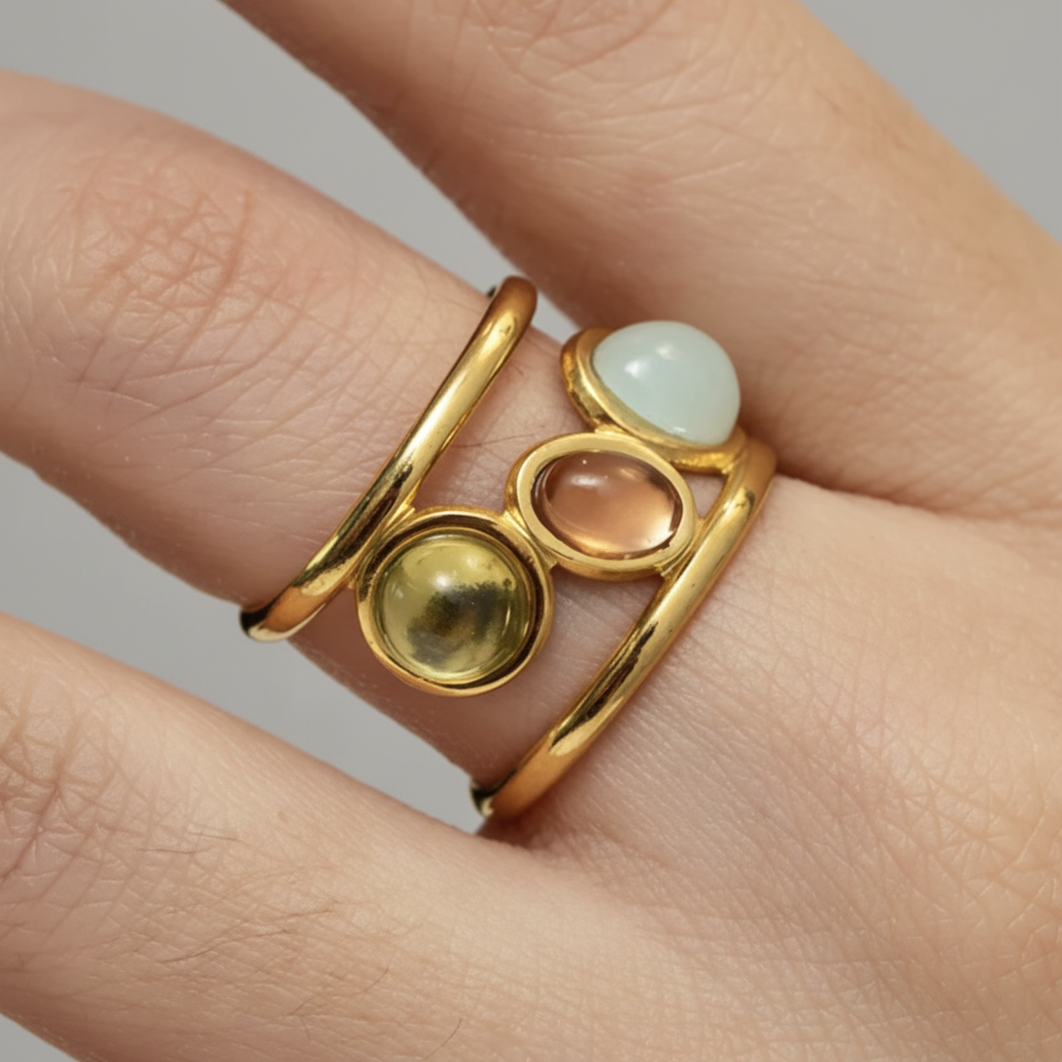 Bague acier inoxydable 3 perles couleurs portée sur doigt