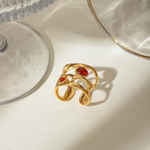 Ajoutez une touche de caractère à votre style avec cette bague en acier inoxydable doré au design ajouré contemporain, sublimée par deux cabochons d’agate rouge. Une alliance parfaite entre modernité et symbolisme, cette pierre est reconnue pour ses vertus énergisantes et protectrices.