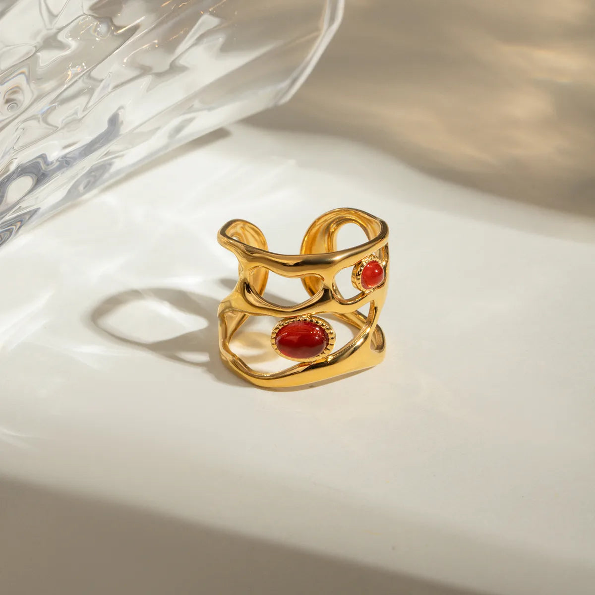 Ajoutez une touche de caractère à votre style avec cette bague en acier inoxydable doré au design ajouré contemporain, sublimée par deux cabochons d’agate rouge. Une alliance parfaite entre modernité et symbolisme, cette pierre est reconnue pour ses vertus énergisantes et protectrices.