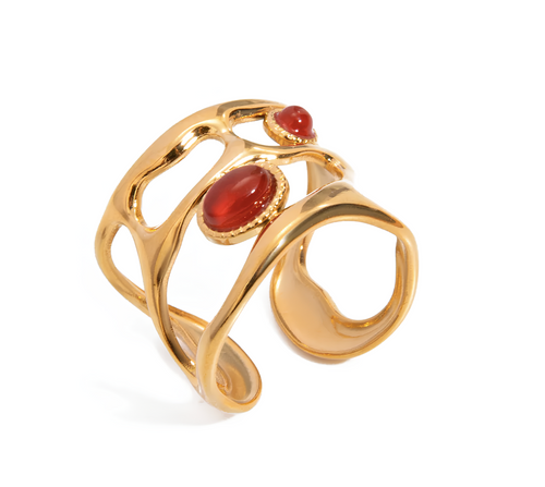 Ajoutez une touche de caractère à votre style avec cette bague en acier inoxydable doré au design ajouré contemporain, sublimée par deux cabochons d’agate rouge. Une alliance parfaite entre modernité et symbolisme, cette pierre est reconnue pour ses vertus énergisantes et protectrices.