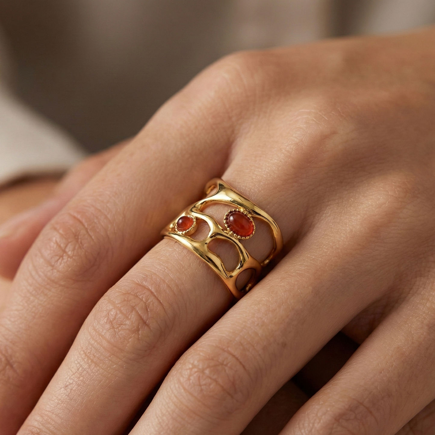 Bague acier inoxydable doré agate rouge portée sur doigt