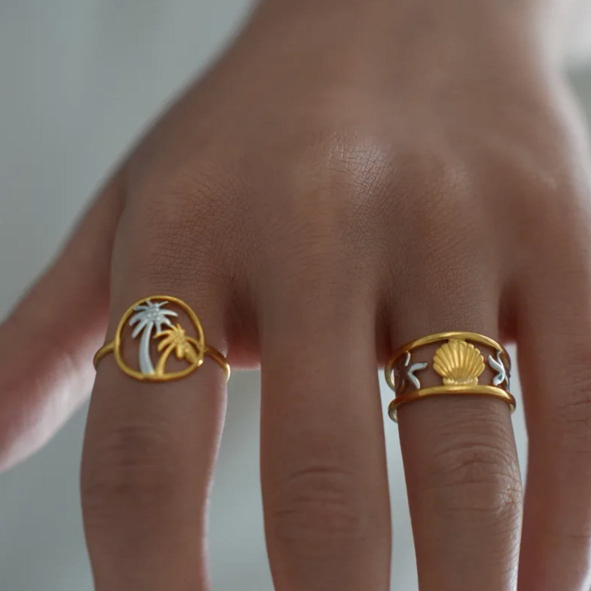 Inspirée des trésors de l’océan, cette bague dorée ajustable met en scène une coquille Saint-Jacques centrale, encadrée de deux étoiles de mer argentées, pour un look solaire et estival. Son design ouvert apporte une touche de légèreté et permet un ajustement facile à tous les doigts.

Conçue en acier inoxydable couleur doré, ce bijou est résistant à l’eau, hypoallergénique, et ne ternit pas. Parfaite pour un port quotidien, même à la plage.

Matériaux : Acier inoxydable doré et argenté
Dimensions : 1,75 cm