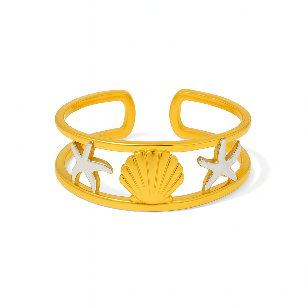 Inspirée des trésors de l’océan, cette bague dorée ajustable met en scène une coquille Saint-Jacques centrale, encadrée de deux étoiles de mer argentées, pour un look solaire et estival. Son design ouvert apporte une touche de légèreté et permet un ajustement facile à tous les doigts.

