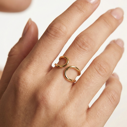 Bague acier inoxydable doré croisé portée sur doigt