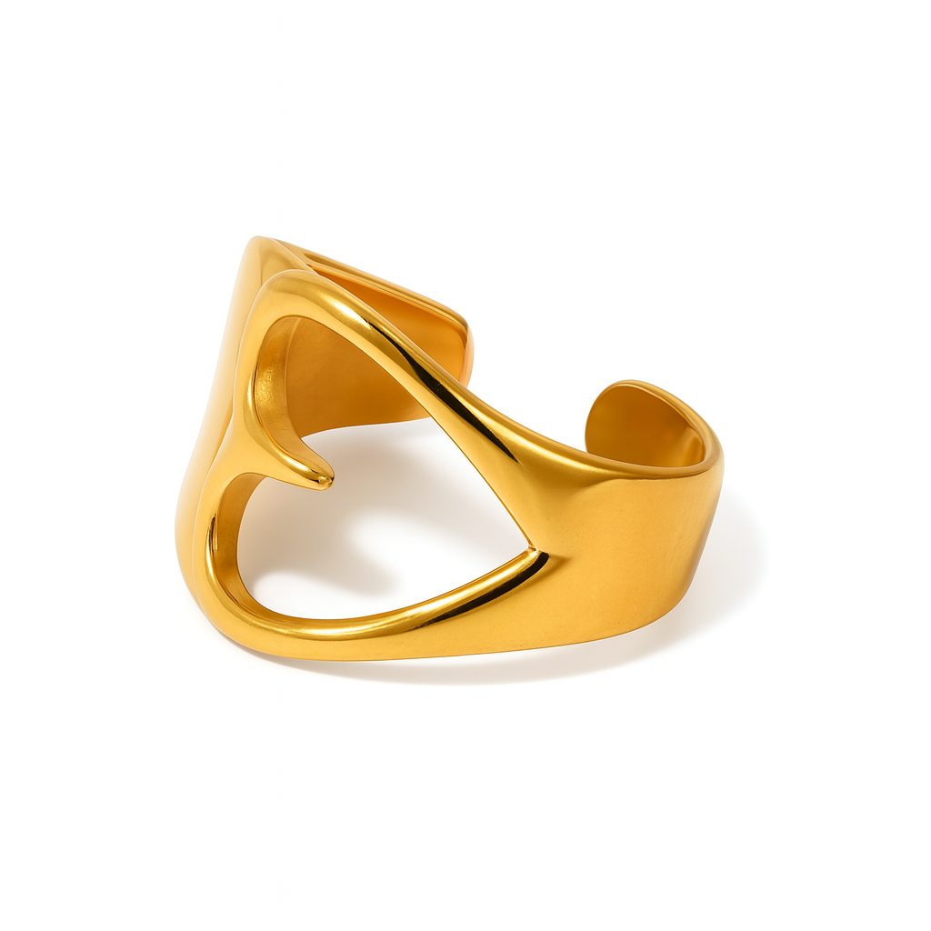 Avec ses lignes fluides et sculpturales, cette bague dorée au design ouvert incarne une élégance minimaliste et contemporaine. Sa forme abstraite évoque un mouvement, une vague ou une feuille stylisée, pour un effet artistique et moderne. Parfait pour celles qui aiment les bijoux qui sortent du cadre.

Réalisée en acier inoxydable couleur doré, elle est résistante à l’eau, hypoallergénique et anti-ternissure, idéale pour un usage quotidien. Le design ouvert permet un ajustement facile sur différentes taille