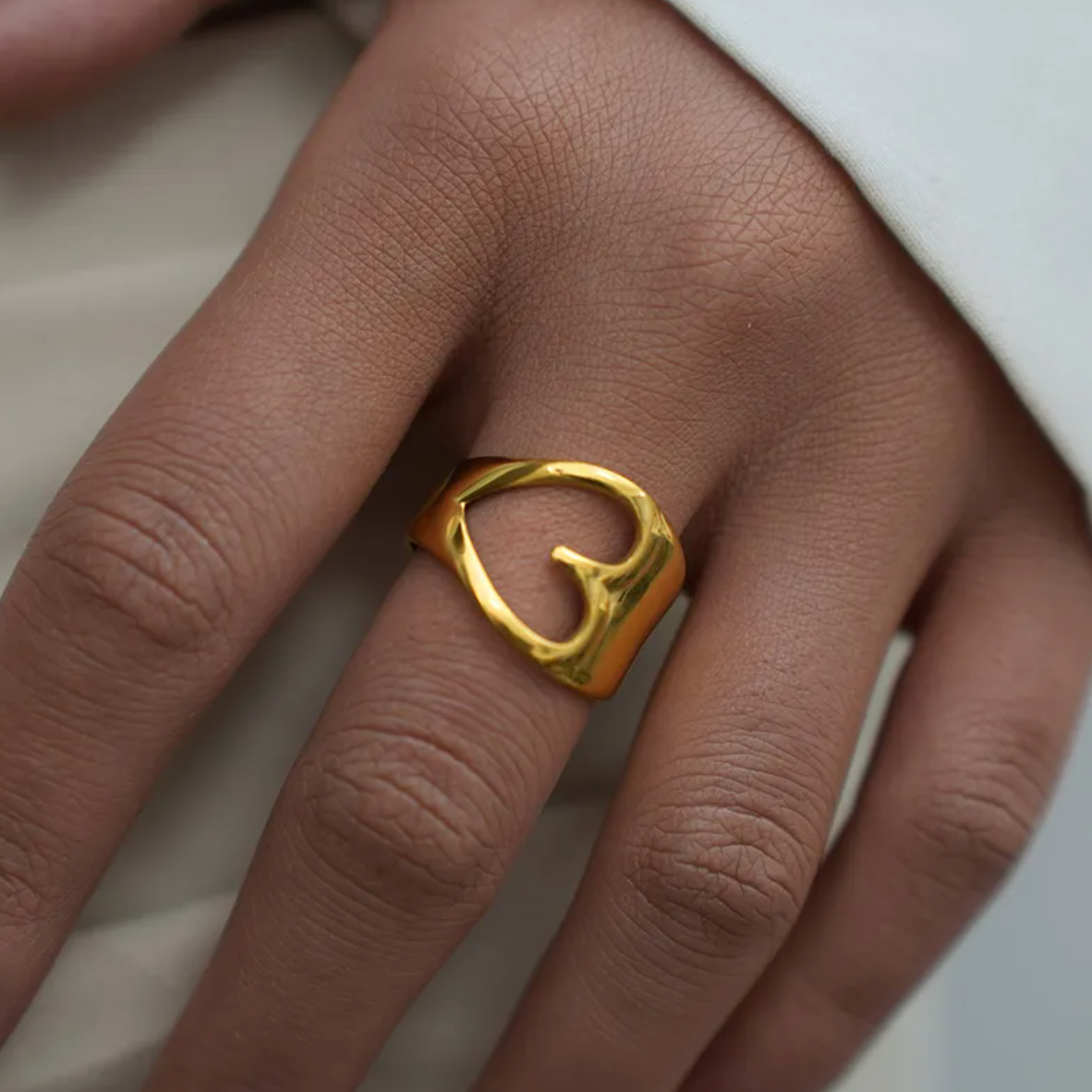 Avec ses lignes fluides et sculpturales, cette bague dorée au design ouvert incarne une élégance minimaliste et contemporaine. Sa forme abstraite évoque un mouvement, une vague ou une feuille stylisée, pour un effet artistique et moderne. Parfait pour celles qui aiment les bijoux qui sortent du cadre.

Réalisée en acier inoxydable couleur doré, elle est résistante à l’eau, hypoallergénique et anti-ternissure, idéale pour un usage quotidien. Le design ouvert permet un ajustement facile sur différentes taille