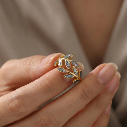 Bague acier inoxydable doré feuillage coquilles d’ormeau portée