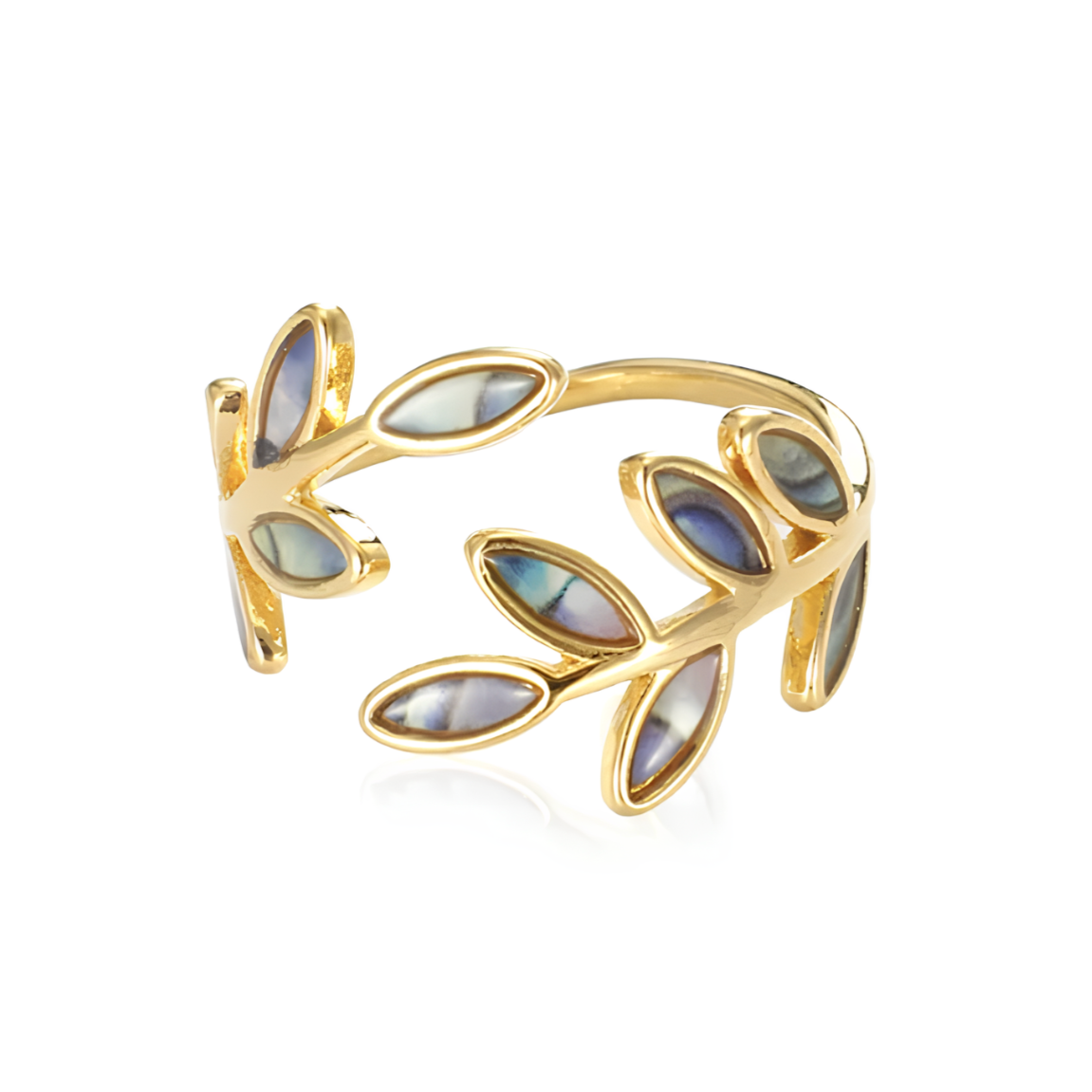 Apportez une touche d’élégance naturelle à votre style avec cette bague en acier inoxydable doré, ornée de délicates feuilles incrustées de coquille d’ormeau. Son design ouvert épouse parfaitement la forme du doigt tout en reflétant la lumière avec subtilité grâce aux reflets irisés de la nacre.