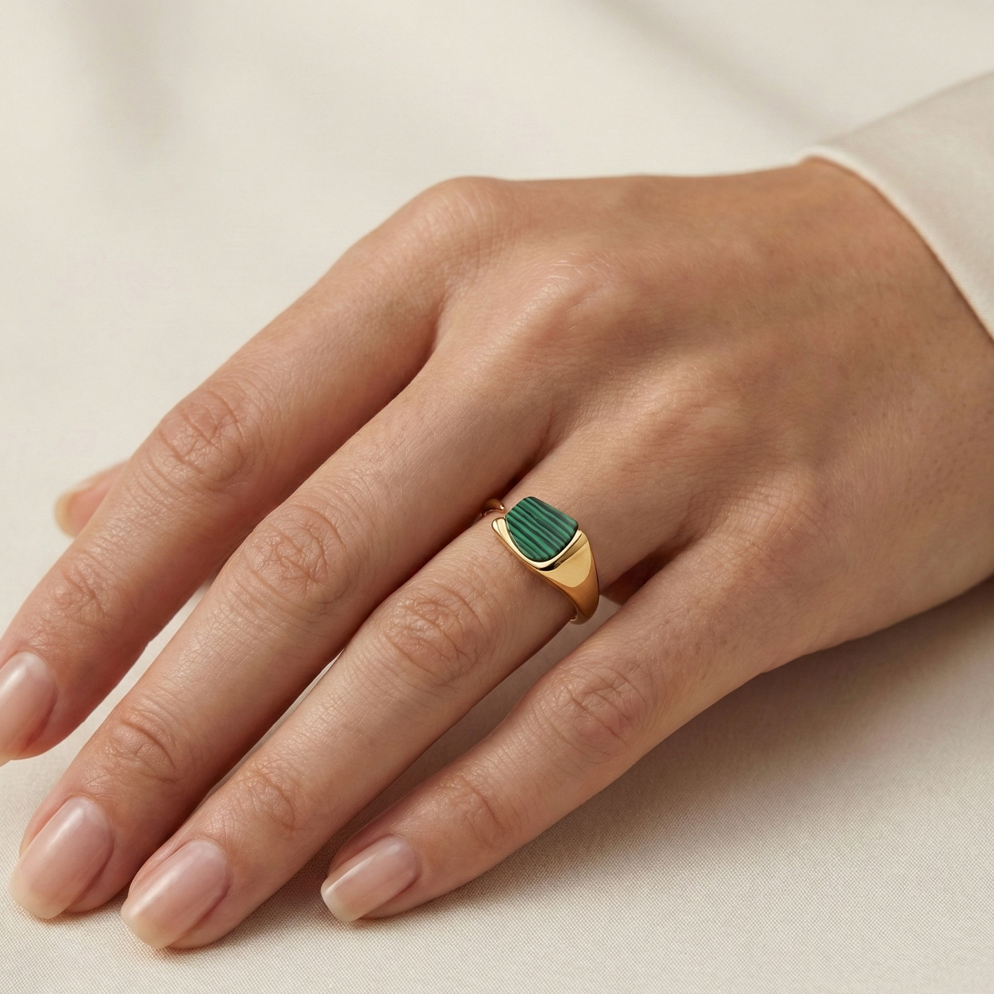 Bague acier inoxydable doré malachite portée sur doigt