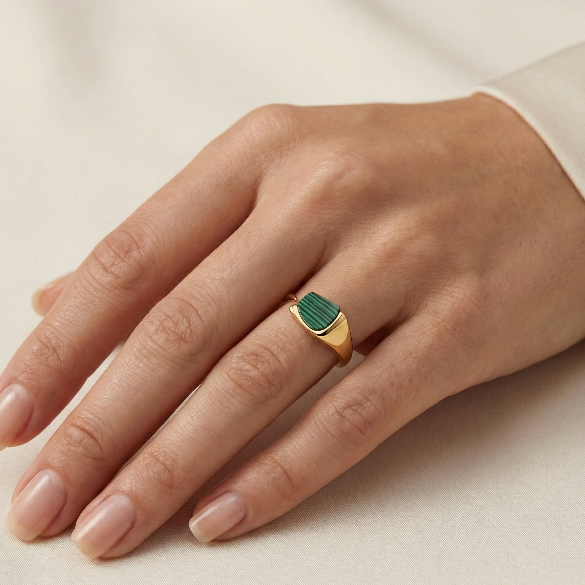 Bague acier inoxydable doré malachite portée sur doigt