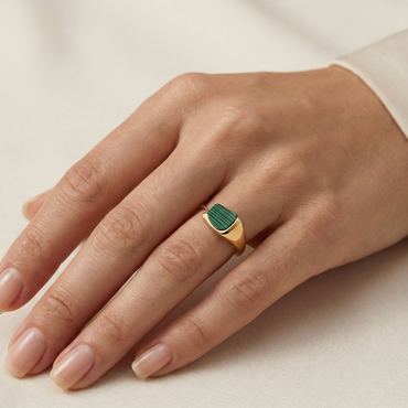 Bague acier inoxydable doré malachite portée sur doigt