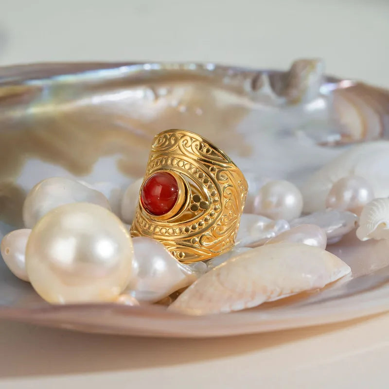 Ajoutez une note de caractère à votre style avec cette bague manchette en acier inoxydable doré, sublimée par une agate rouge intense. Sa structure large, gravée de motifs délicats, lui confère une allure à la fois bohème et affirmée, parfaite pour rehausser vos tenues avec originalité.
