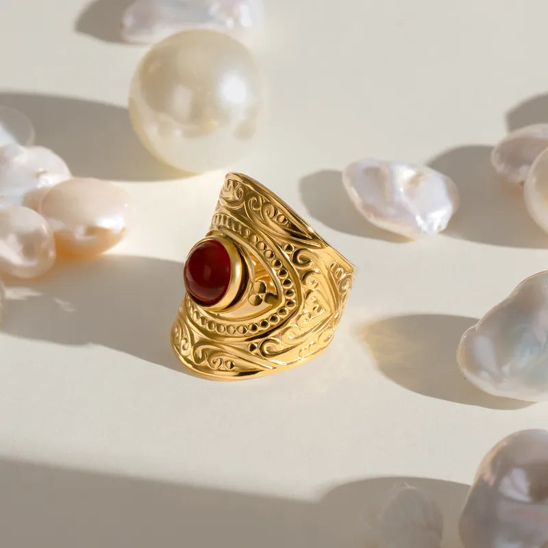 Ajoutez une note de caractère à votre style avec cette bague manchette en acier inoxydable doré, sublimée par une agate rouge intense. Sa structure large, gravée de motifs délicats, lui confère une allure à la fois bohème et affirmée, parfaite pour rehausser vos tenues avec originalité.