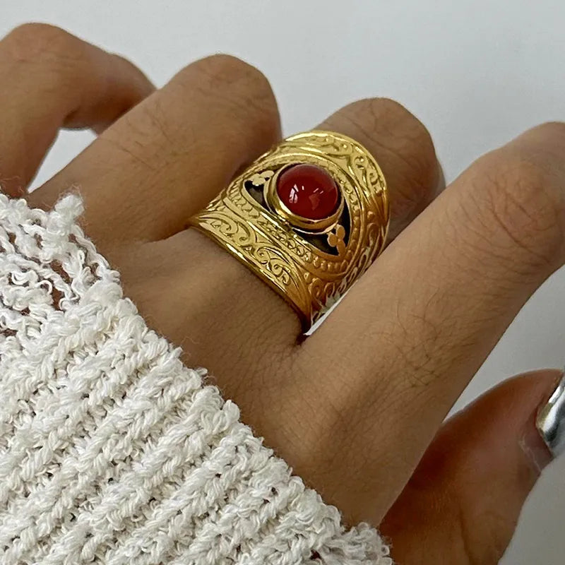 Ajoutez une note de caractère à votre style avec cette bague manchette en acier inoxydable doré, sublimée par une agate rouge intense. Sa structure large, gravée de motifs délicats, lui confère une allure à la fois bohème et affirmée, parfaite pour rehausser vos tenues avec originalité.
