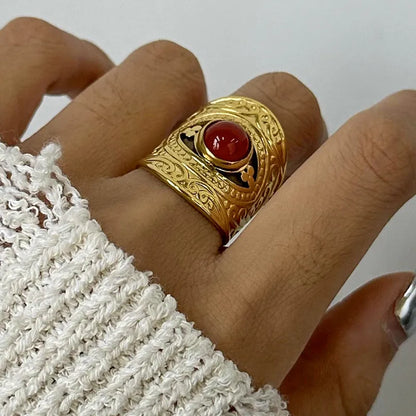 Ajoutez une note de caractère à votre style avec cette bague manchette en acier inoxydable doré, sublimée par une agate rouge intense. Sa structure large, gravée de motifs délicats, lui confère une allure à la fois bohème et affirmée, parfaite pour rehausser vos tenues avec originalité.