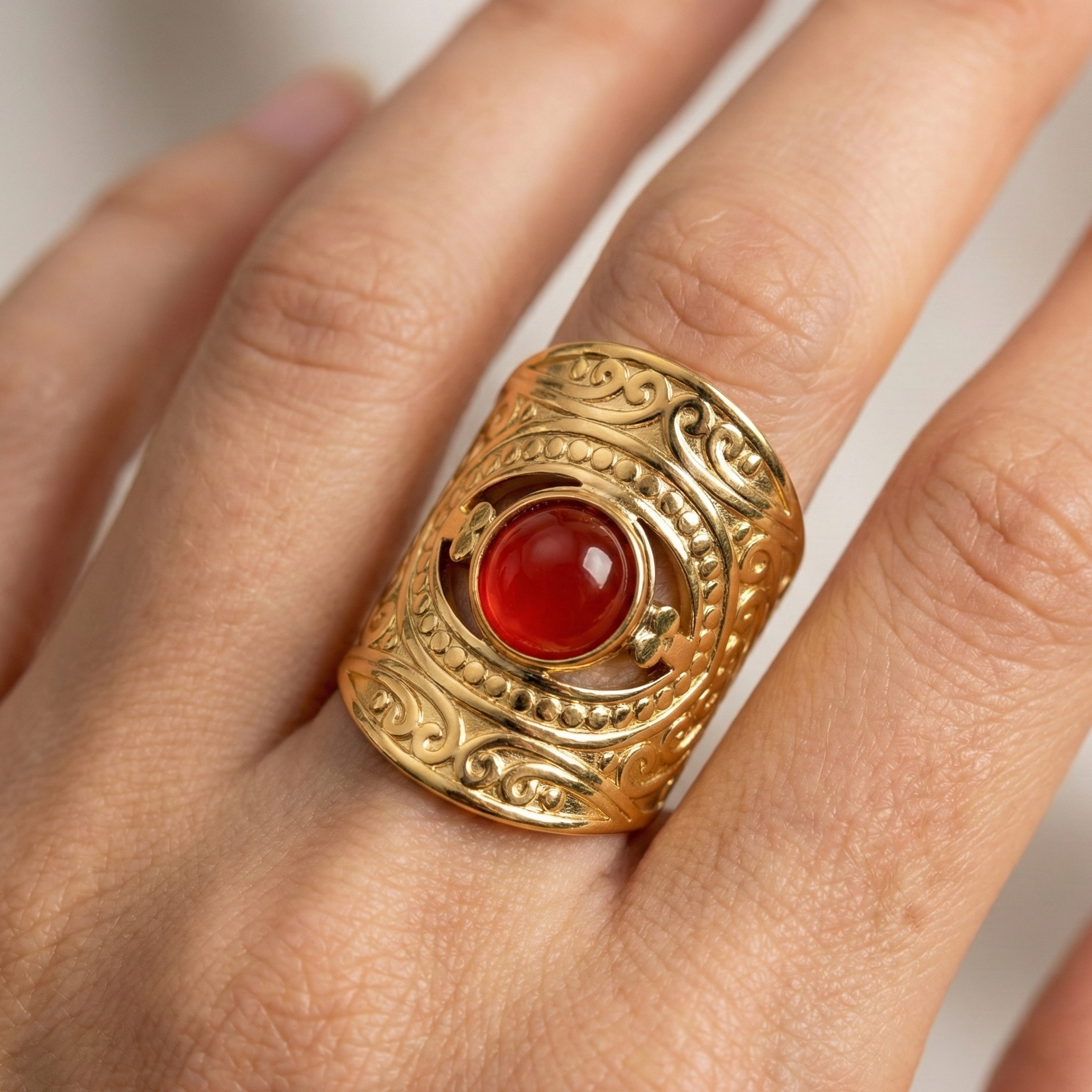 Bague acier inoxydable doré manchette agate rouge portée