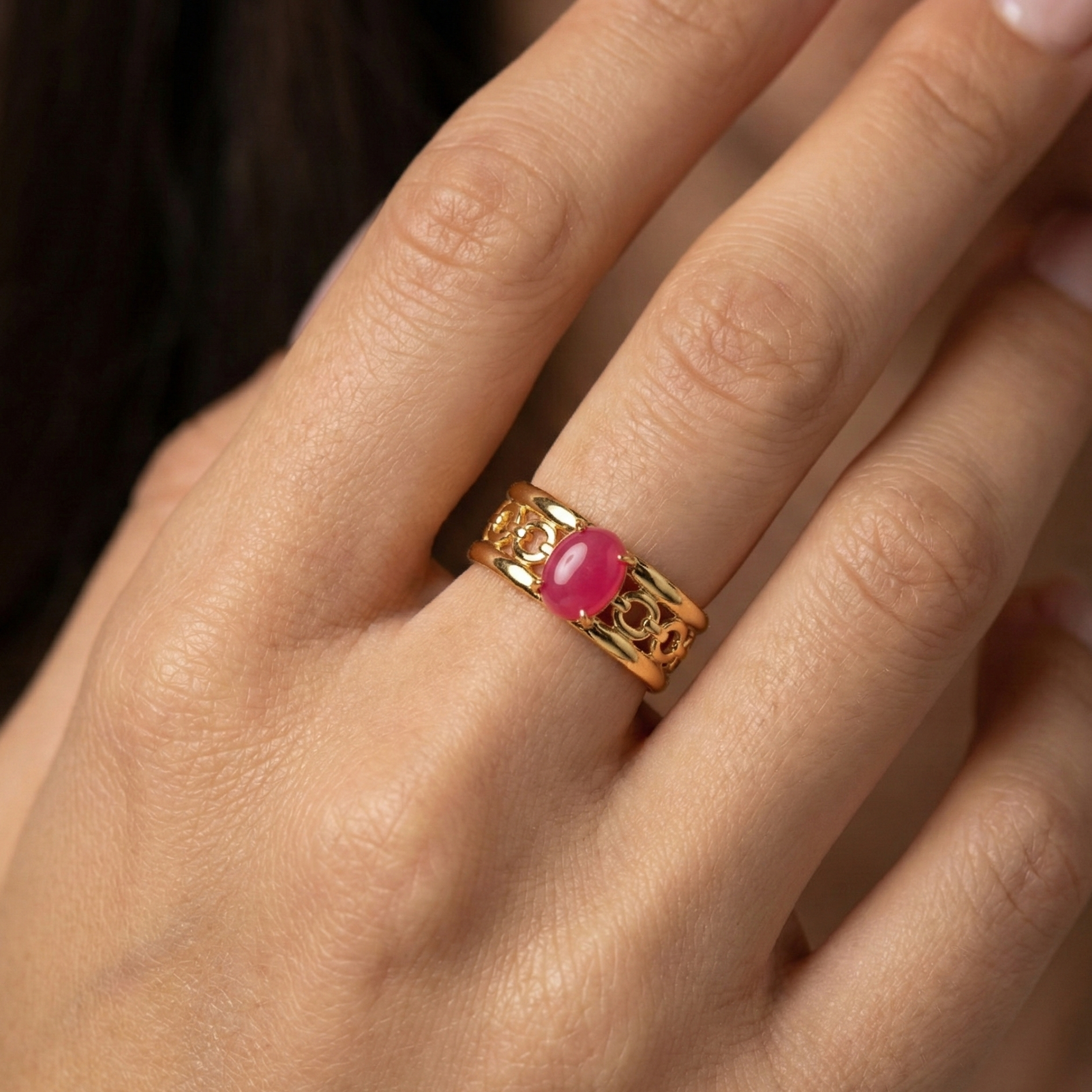 Bague acier inoxydable doré martelée perle rose fuchsia portée