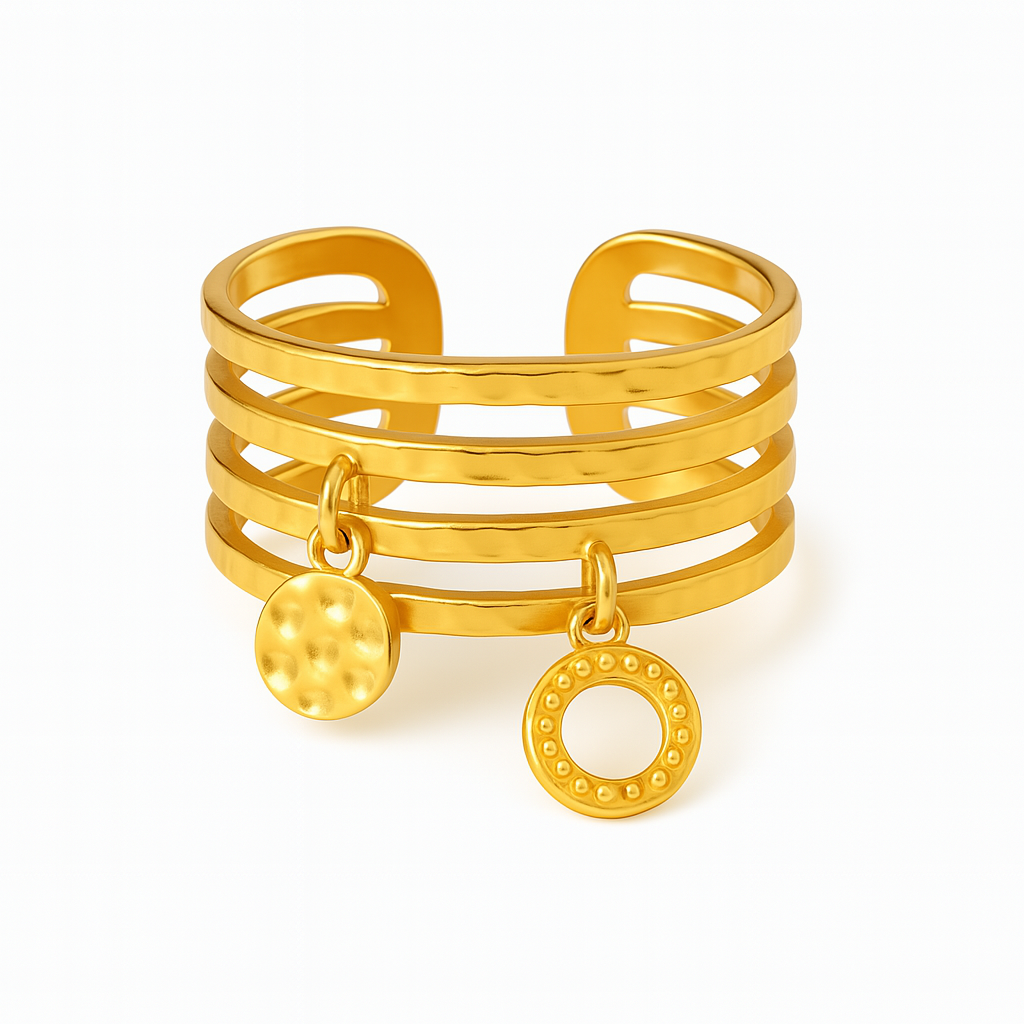 Bague dorée multi-rangs à l’allure bohème chic, ornée de deux breloques martelées qui ajoutent mouvement et éclat à votre main. L’alternance de lignes texturées donne un effet à la fois brut et raffiné, parfait pour un style affirmé et libre.
