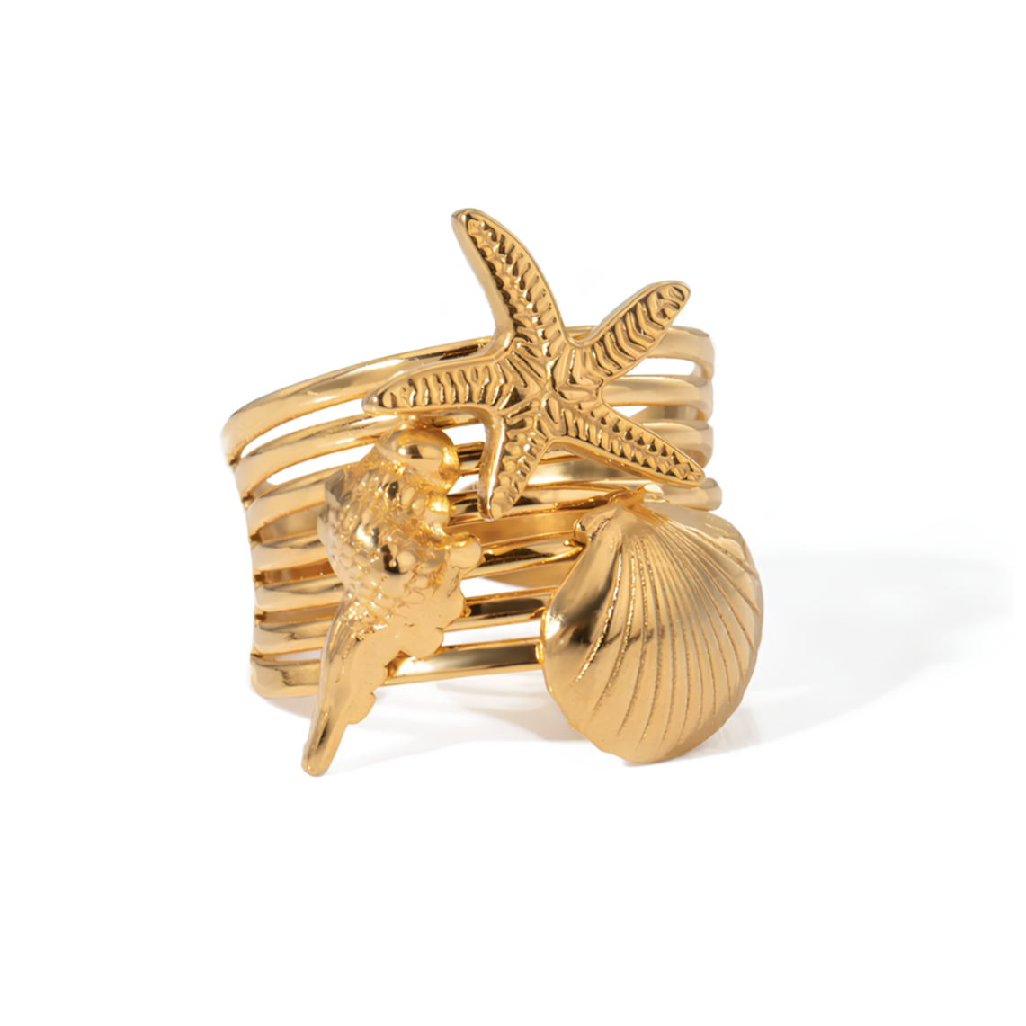 Ajoutez une touche marine et audacieuse à votre style avec cette bague dorée à l’or fin inspirée de l’univers marin. Ornée d’un trio de charms détaillés – une étoile de mer, un coquillage et un corail stylisé – elle incarne l’esprit des vacances avec élégance et originalité.