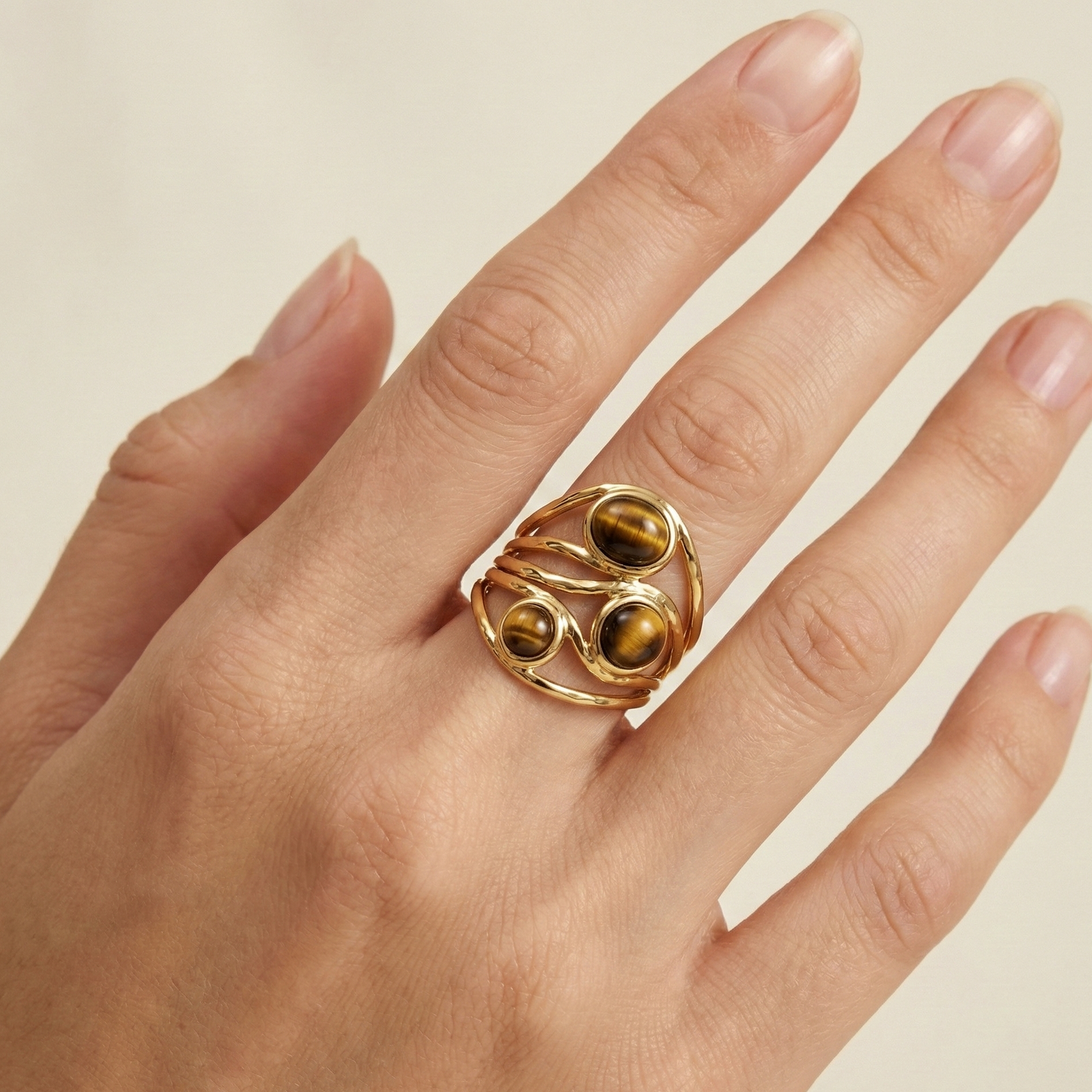 Bague acier inoxydable doré multi-rangs perles œil du tigre portée