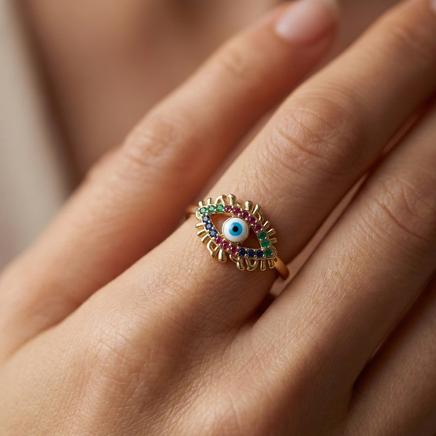 Bague acier inoxydable doré œil protecteur émail multicolore portée sur doigt