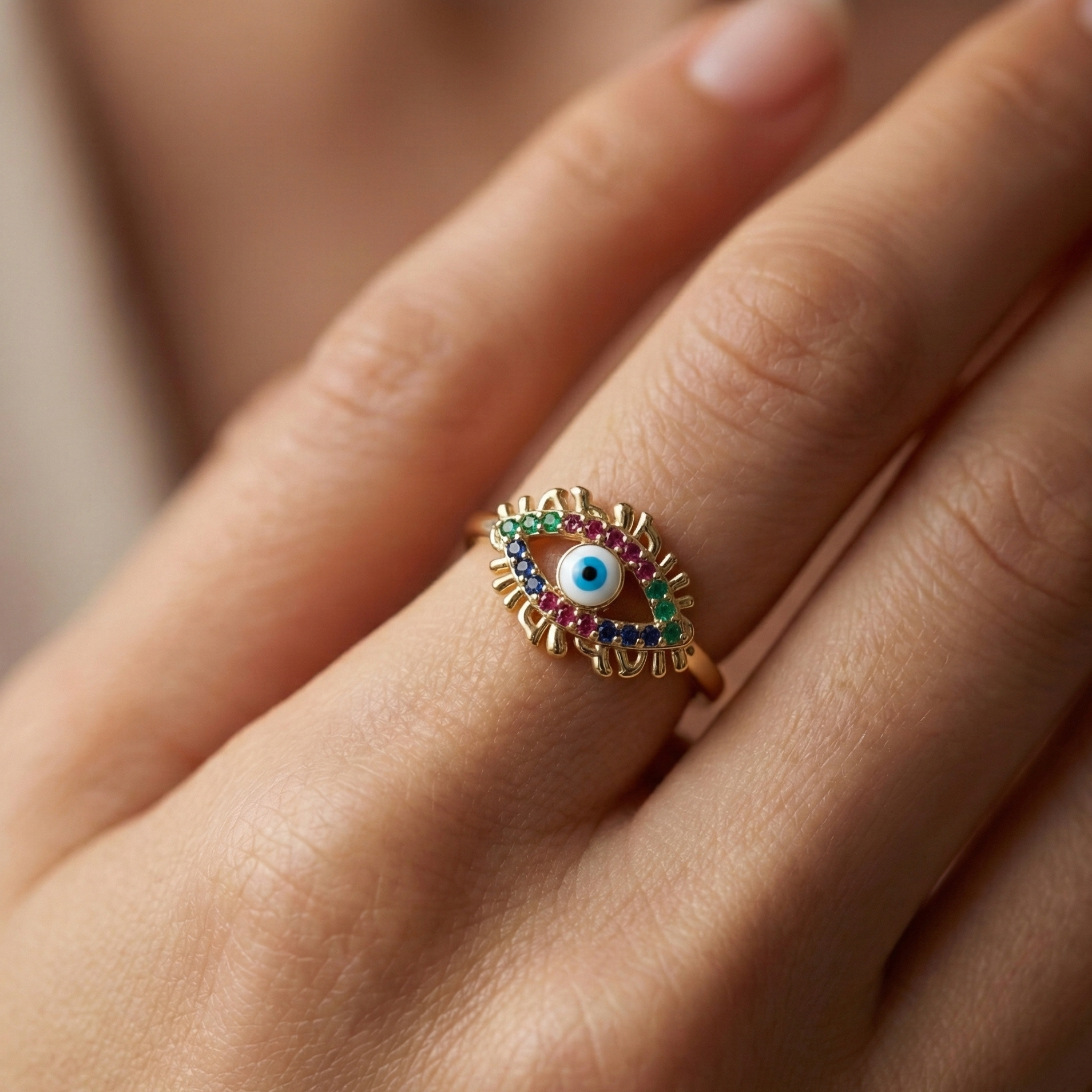 Bague acier inoxydable doré œil protecteur émail multicolore portée sur doigt