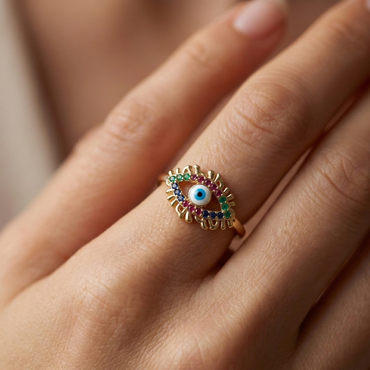 Bague acier inoxydable doré œil protecteur émail multicolore portée sur doigt