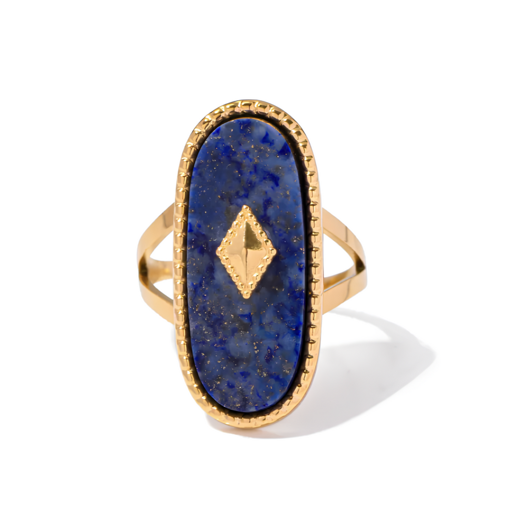Ajoutez une note de mystère et d’élégance à votre look avec cette bague dorée sertie d’un Lapis Lazuli. Sa forme ovale allongée sublimée par une monture finement travaillée et un motif central doré en losange évoque un style à la fois bohème et sophistiqué.

Pierre naturelle : Lapis Lazuli, connue pour ses reflets bleus profonds et ses vertus apaisantes.