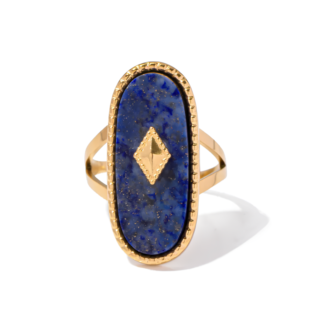 Ajoutez une note de mystère et d’élégance à votre look avec cette bague dorée sertie d’un Lapis Lazuli. Sa forme ovale allongée sublimée par une monture finement travaillée et un motif central doré en losange évoque un style à la fois bohème et sophistiqué.

Pierre naturelle : Lapis Lazuli, connue pour ses reflets bleus profonds et ses vertus apaisantes.