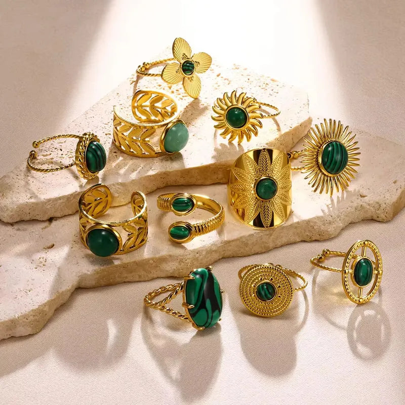 Ajoutez une touche de sophistication naturelle à votre look avec cette bague manchette en acier inoxydable doré, délicatement gravée d’un motif feuille et ornée d’une pierre verte lumineuse.&nbsp;Un bijou au design ouvert et texturé, à la fois moderne et symbolique.